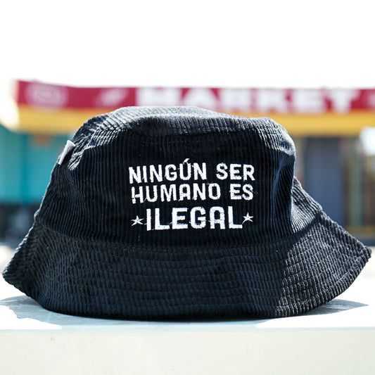 NINGUN SER HUMANO ES ILEGAL Bucket Hat